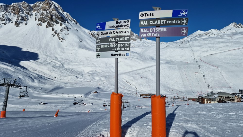 Bewegwijzering naar de Tignes dorpen.